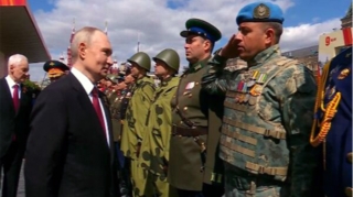 Putin azərbaycanlı polkovniklə salamlaşdı - VİDEO 