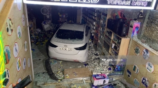 Bakıda avtomobil qaçıran şəxs maşını telefon mağazasına çırpdı  - FOTO