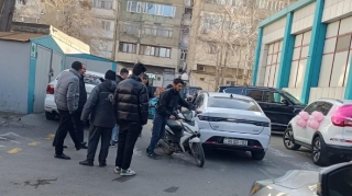 Nərimanovda motosiklet maşına çırpıldı 