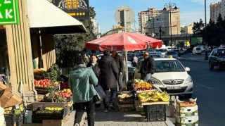 Səkinin ortasında “bazar” açılıb:  piyadalar hərəkət edə bilmir - FOTO 