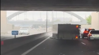 Bakı-Sumqayıt yolunda yük maşını aşdı - VIDEO 