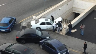 Babək prospektində "Mercedes" yeraltı piyada keçidinə girdi  - FOTO
