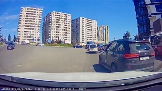 “BMW” ilə sürücünün yolunu kəsərək təhqir etdi – 10-ZO-063    - VİDEO