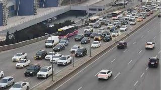 На каких улицах Баку 23 декабря наблюдаются транспортные заторы? 