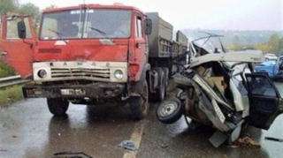 Bakıda minik maşını “KamAZ”a ÇIRPILDI:  Yaralılar var