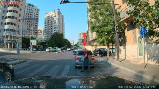 Это водитель едет по "своим" правилам: проезжает на красный, останавливается на зеленый свет - ВИДЕО 