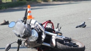 Maşınla motosiklet toqquşdu - Ölən var 