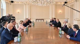 İlham Əliyev Nizami Gəncəvi Beynəlxalq Mərkəzinin nümayəndə heyətini qəbul edib 