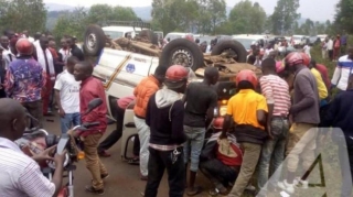 Yük yerində insan daşıyan maşın aşdı;  9 ölü, 8 yaralı - FOTO 