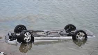 Avtomobil kanala düşdü - Ölən var 