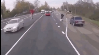 Piyadanı maşın vurub TIRın altına atdı - VİDEO