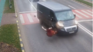 Mikroavtobus piyada keçidində yaşlı qadını belə vurdu  - VİDEO