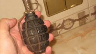 Goranboyda kişi arvadı, gəlini və nəvələrinin olduğu həyətə qumbara atıb - TƏFƏRRÜAT 