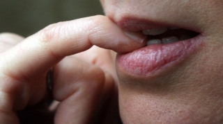 Köməkçi qadın deputatın dırnağını tutdu, masaj etdi - FOTO