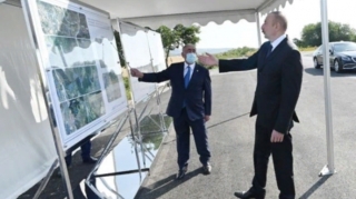 İlham Əliyev yolun bir hissəsinin yenidən qurulması layihəsi ilə tanış olub   - FOTO