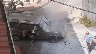 Sürücü avtomobilinin yanmasına əsəbiləşib onu təpiklədi – ANBAAN VİDEO 