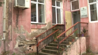 Çatlamış divarlar, aşan ağaclar - Bakıda 90 uşağın getdiyi bağça TƏHLÜKƏDƏ - VİDEO 