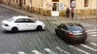 "Skoda" və "Volkswagen" toqquşdu; piyadalar möcüzə nəticəsində sağ qaldı - VİDEO 