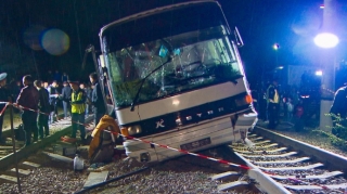 Avtobus qatarla toqquşub, ölən və xəsarət alanlar var 