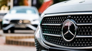 Чистая прибыль "Mercedes-Benz" упала почти вдвое 