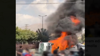 İranda polis maşını yandırıldı: 3 ölü   - VİDEO