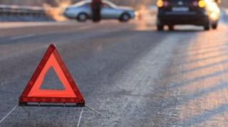 Sabirabadda avtomobil dəmir betona çırpılıb, xəsarət alanlar var 