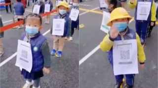 Çinli uşaqlar bağçaya QR-koddan “qalxan” geyinirlər - VİDEO 