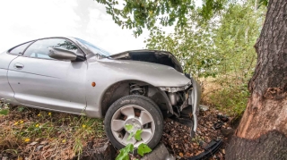 “Khazar"  ağaca çırpıldı - Sürücü öldü