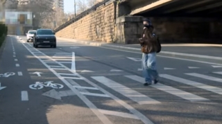 Piyada zolağı var, amma keçməyə yer yoxdur - Bakıda maraqlı mənzərə - VİDEO 