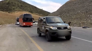 Rusiya sülhməramlıları Qarabağı tərk edən erməni sakinlərin sonuncu reysini müşayiət ediblər - VİDEO 