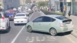“Prius” sürücüsü maşını avtobus zolağında atıb getdi - VİDEO 
