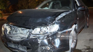 Bakıda iki avtomobil toqquşdu, “Nissan” işıq dirəyinə çırpıldı   - FOTO