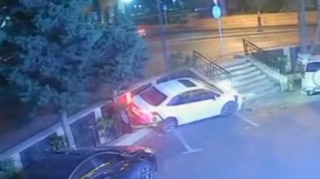 Paytaxtda "Toyota Corolla" yoldan çıxaraq restoranın həyətinə aşdı - ANBAAN VİDEO   