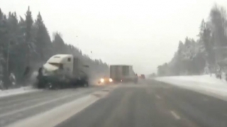 Buzlu yolda dəhşətli qəza  anbaan görüntüləndi - VİDEO