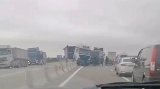 Xızıda qəza: Yük maşını beton arakəsməni dağıtdı   - VİDEO