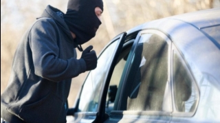 Avtomobildən külli miqdarda pul oğurlandı 