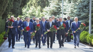 AZAL kollektivi Fəxri xiyabanı ziyarət etdi - FOTO