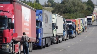 AYNA:  На таможенном посту "Красный мост" скопилось около 200 грузовых автомобилей