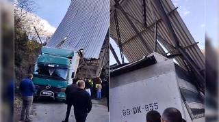 Daşkəsəndə dəmir örtük qoparaq yük maşınlarının üstünə düşdü   - VİDEO