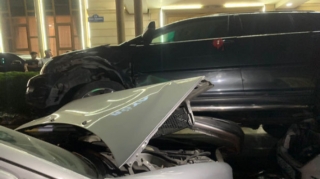 В Баку автомобиль врезался в припаркованные перед домом торжеств машины    - ВИДЕО
