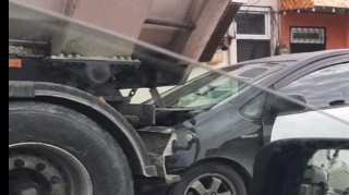 Paytaxtda "Prius" yük maşını ilə toqquşub 