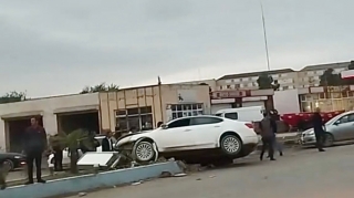 Salyanda idarəetmədən çıxan “KIA” bordürə çırpıldı    - VİDEO