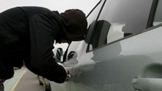 “Mercedes”dən 8500 manatdan çox pul oğurlanıb - Bakıda 