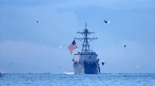 ABŞ Sakit okeanda katerə zərbə endirdi - 2 ölü 