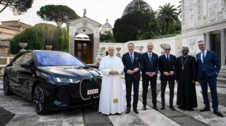 Papaya elektromobil hədiyyə edildi - Bu maşın papamobil hesab edilmir - FOTO  