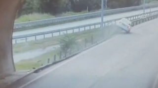 Minik avtomobili dəmir arakəsmələrin üzərində hərəkət etdi - VİDEO 