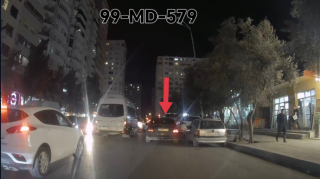 В Хырдалане водитель припарковался во втором ряду, перекрыв дорогу - ВИДЕО 