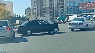 Ukrayna dairəsində qayda pozan sürücü “Mercedes”i vurdu    - VİDEO