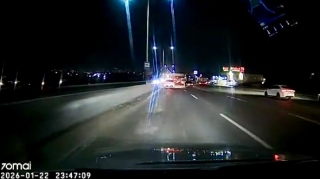 Gecə görünməyən təhlükə: Bu yolda avtomobillər çuxurlara düşür    - VİDEO