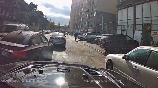 Qabağa düşmək istəyən sürücü eyni anda iki avtomobilə təhlükə yaratdı   - VİDEO